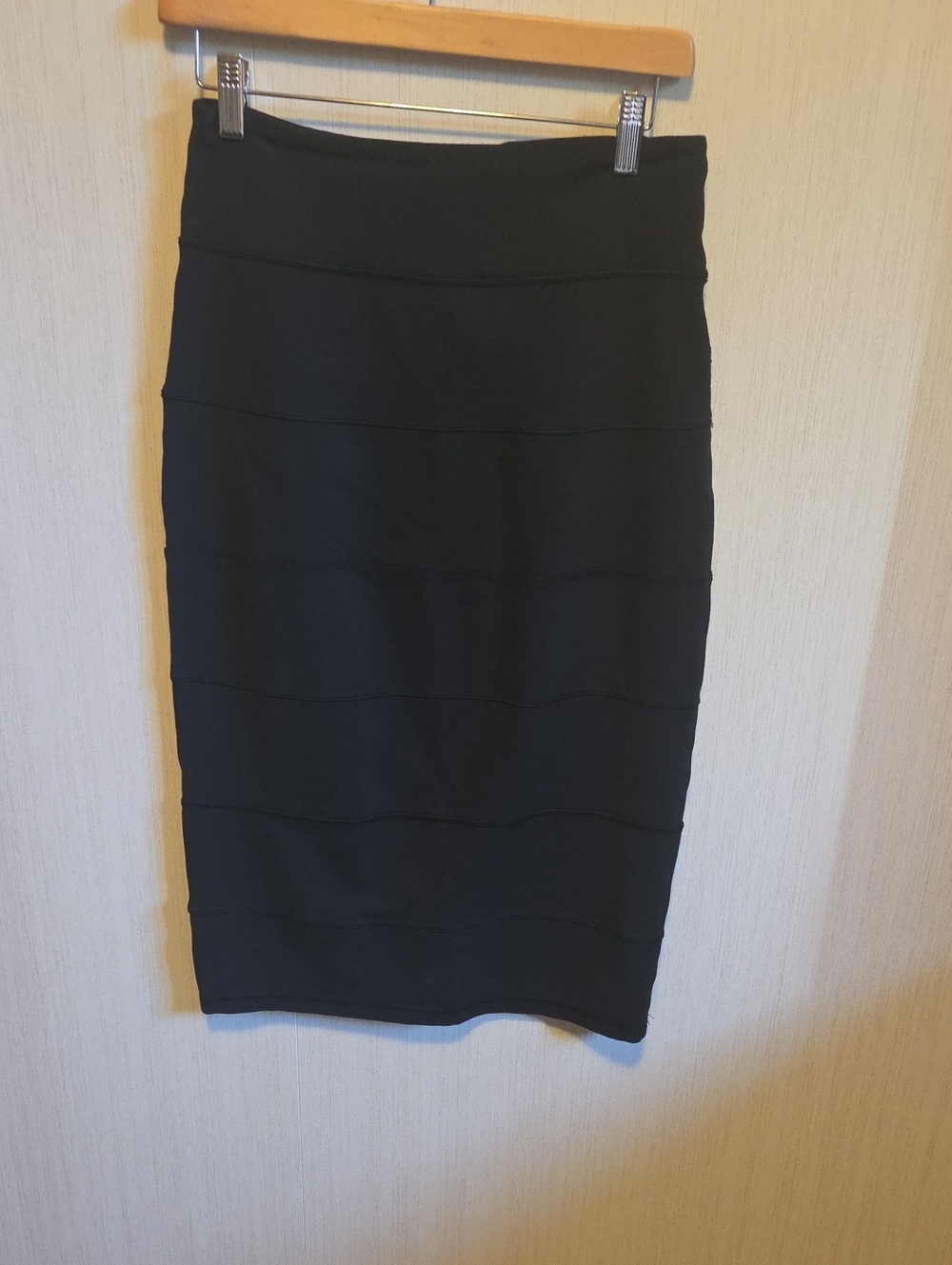 lululemon athletica Black Pencil Skirt - Sleek Panel Design Size 8